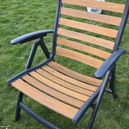 Verstelbare tuinstoel met zwart aluminium frame en houten armleuningen en zitting
