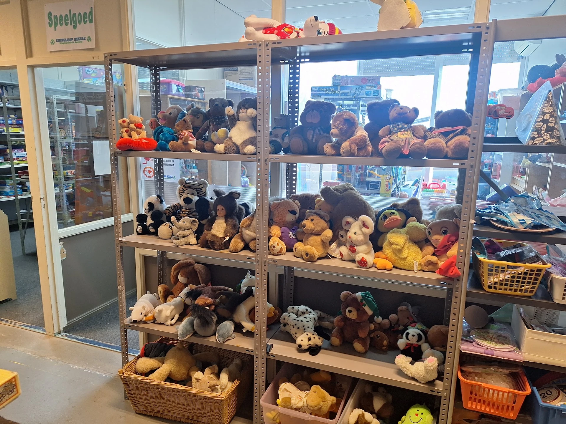 Stellingkast vol met knuffels en pluchen dieren in verschillende kleuren en soorten