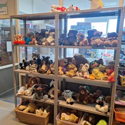 Stellingkast vol met knuffels en pluchen dieren in verschillende kleuren en soorten