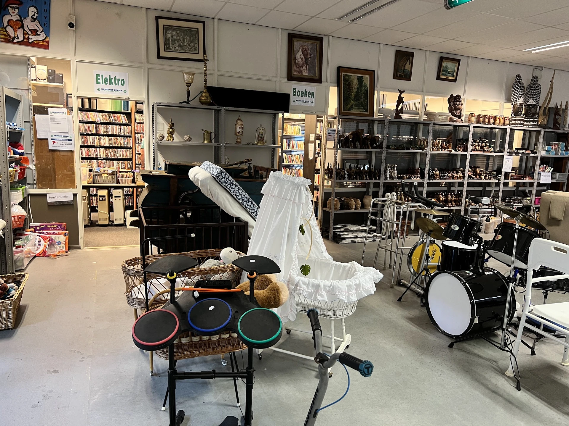 Winkelvloer met muziekinstrumenten: keyboards, drums, piano en verschillende instrumenten in kringloopwinkel