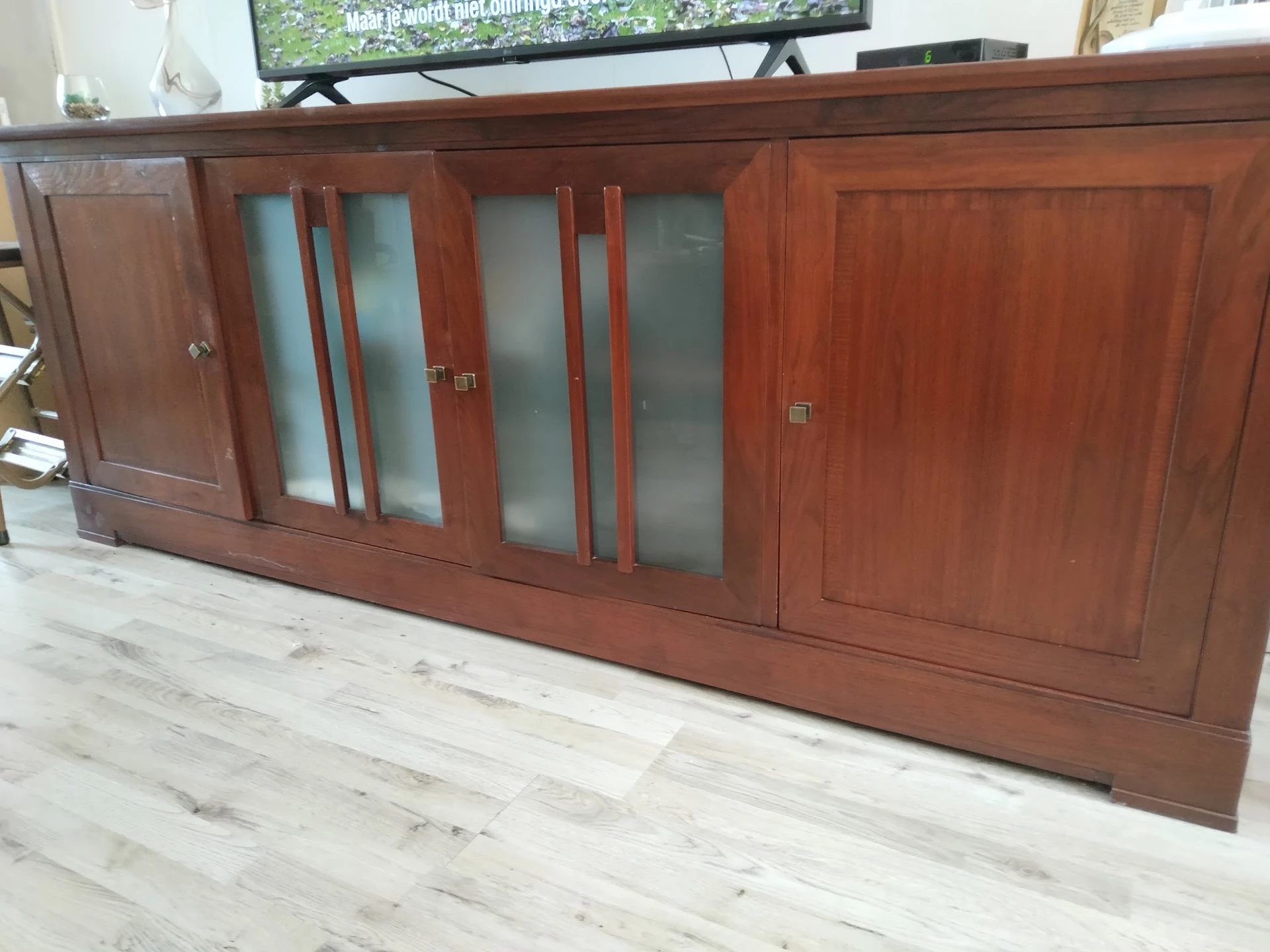 Houten dressoir met glazen deuren en kastdeuren in roodbruine kleur