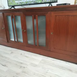 Houten dressoir met glazen deuren en kastdeuren in roodbruine kleur