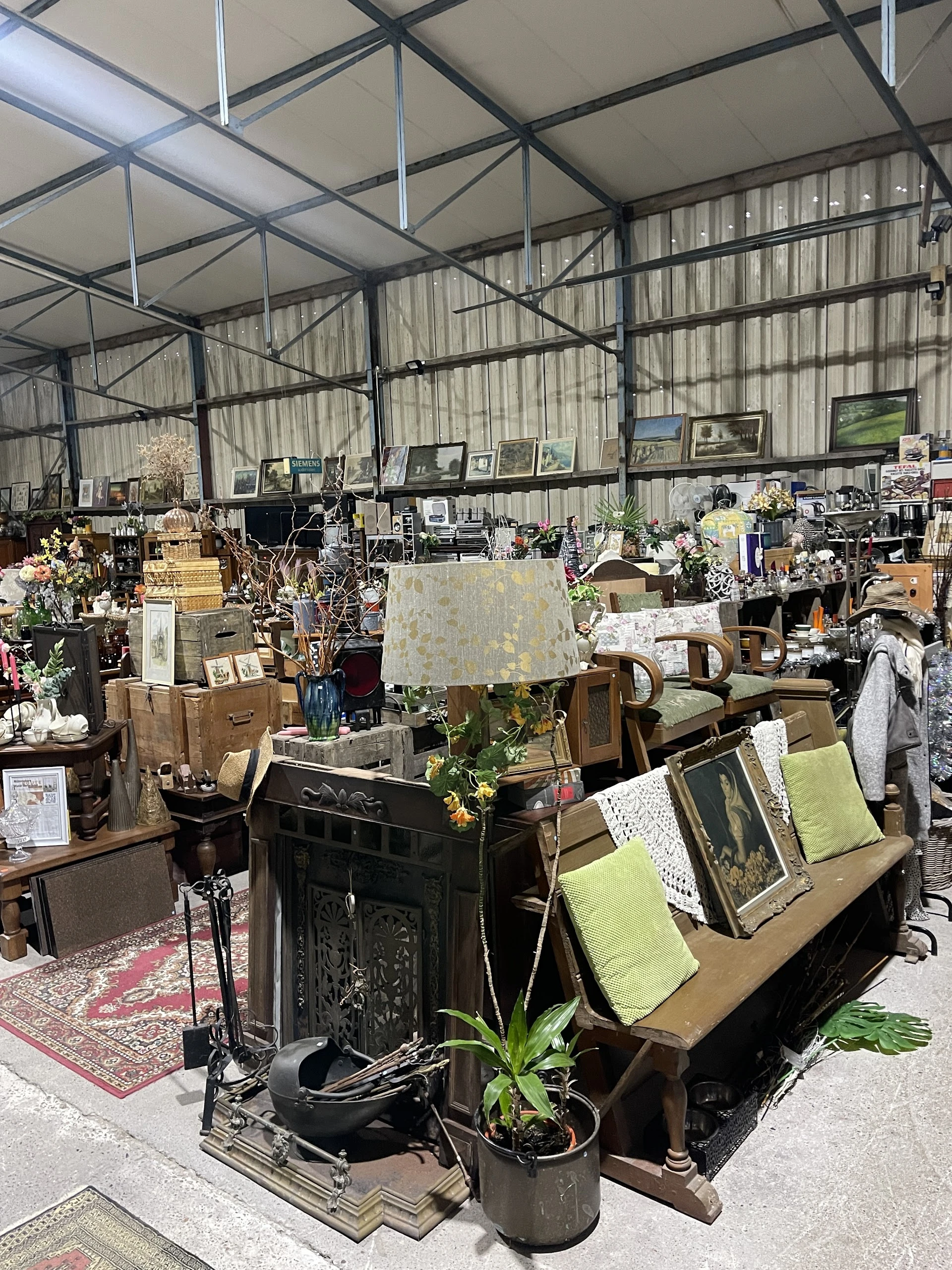 Kringloop Heinkenszand in Heinkenszand met tweedehands antiek, boeken en gereedschappen