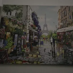 Schilderij van een Parijse straat met winkels, bloemen en de Eiffeltoren op de achtergrond