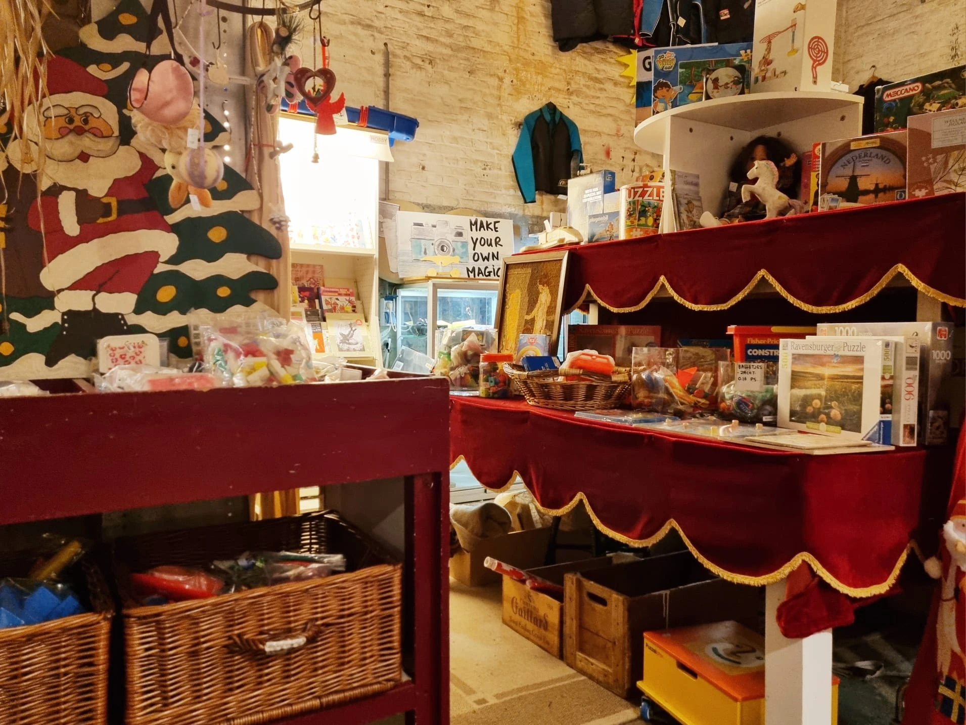 Winkelinterieur met rode tonelkasten vol spullen, decoraties en speelgoed