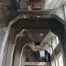 Donker interieur van een ruimte met kunststof beschermfolie op meubelstukken, mogelijk onder renovatie