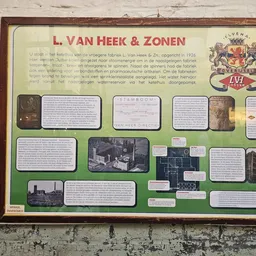 Informatiebordje over L. van Heek & Zonen met tekst, foto's en logo op groene achtergrond