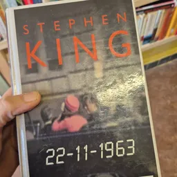Boek van Stephen King uit 1963, gehouden in een hand