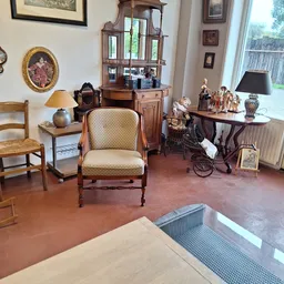 Woonkamer-achtig interieur met antieke meubels, stoelen, lampen, schilderijen en decoratieve objecten