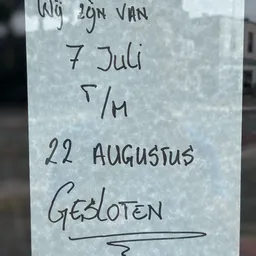 Handgeschreven notitie met datums en het woord 'Gesloten'