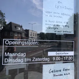 Winkelruit met openingstijden en handgeschreven notitie