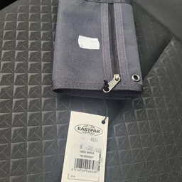 Eastpak rugzak met prijssticker van 20 euro op donkere ondergrond
