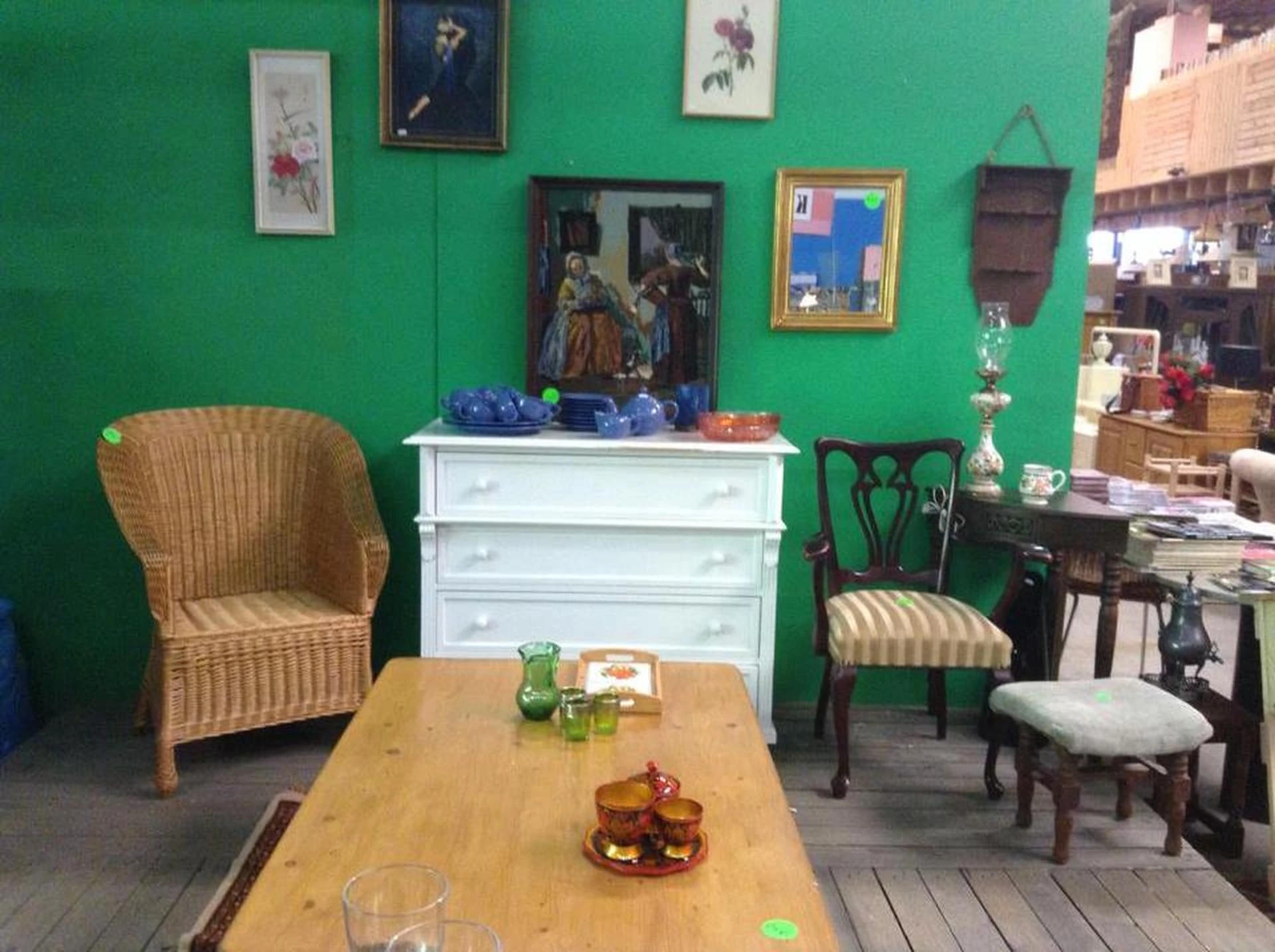 Kringloop Hoevelaken in Hoevelaken met tweedehands elektronica, huisdecoratie en kleding