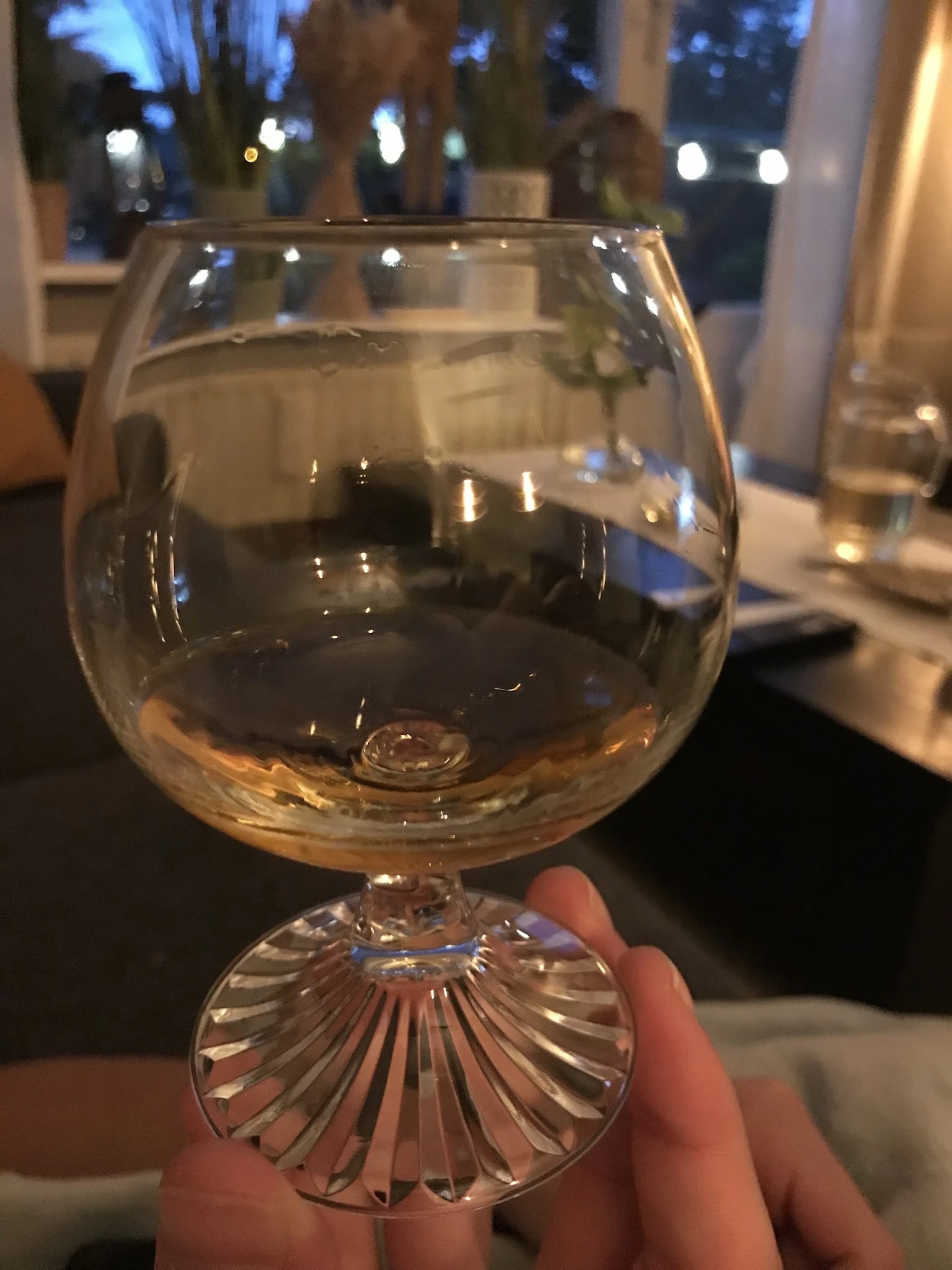 Glas met bruine drank op tafel in een eetgelegenheid