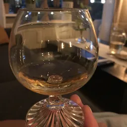 Glas met bruine drank op tafel in een eetgelegenheid