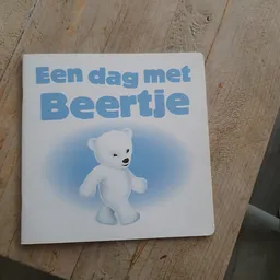 Kinderboek 'Een dag met Beertje' met illustratie van een witte knuffelbeertje op omslag