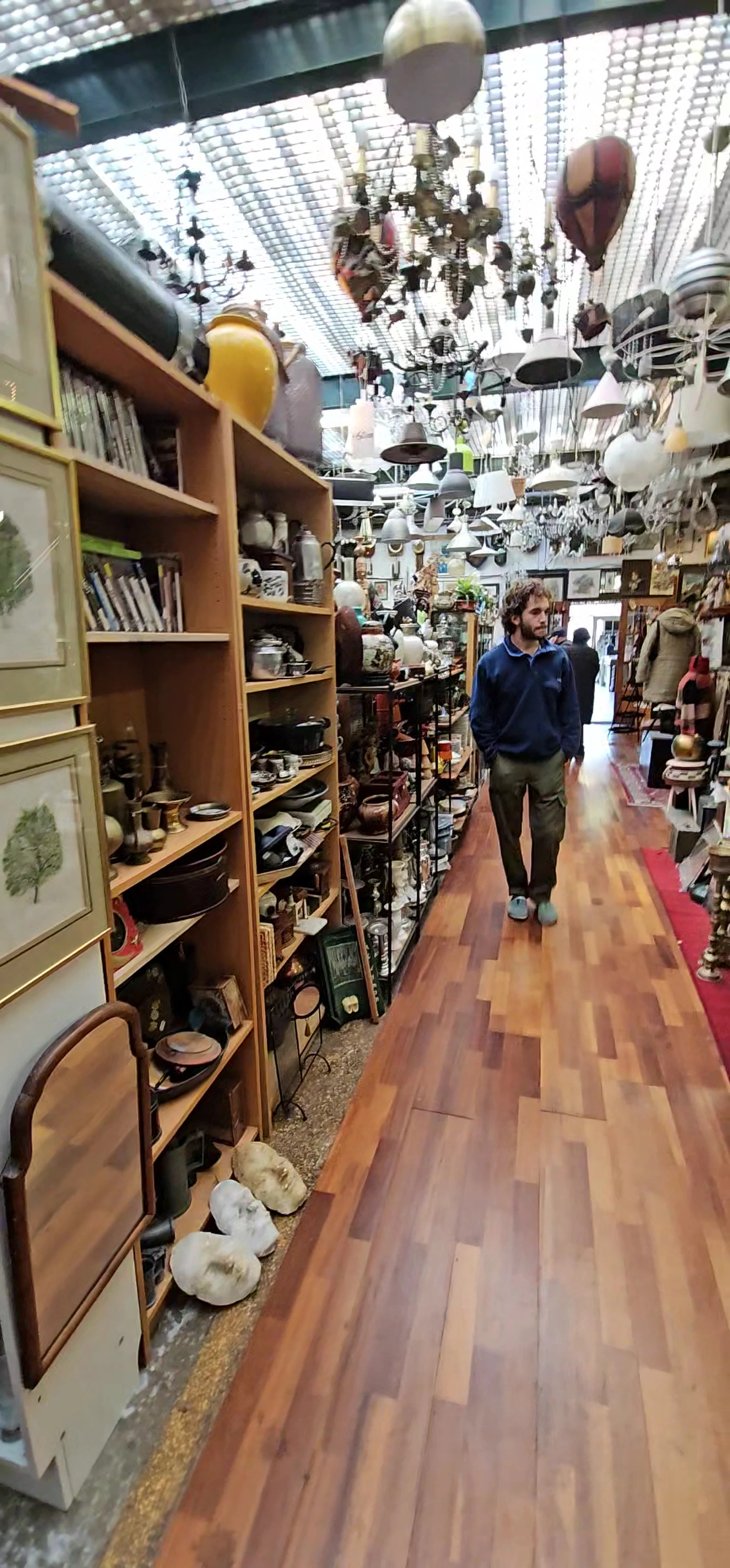 Kringloop In & Uit in Arnhem met tweedehands audioapparatuur, boeken en cds