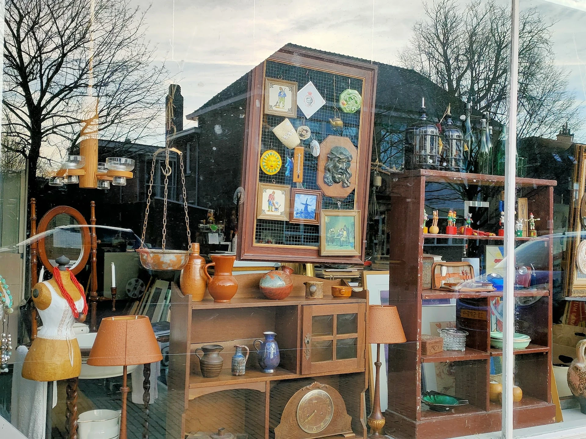 Kringloop In & Uit Velp in Velp met tweedehands boeken, huishoudelijke apparaten en keukengerei