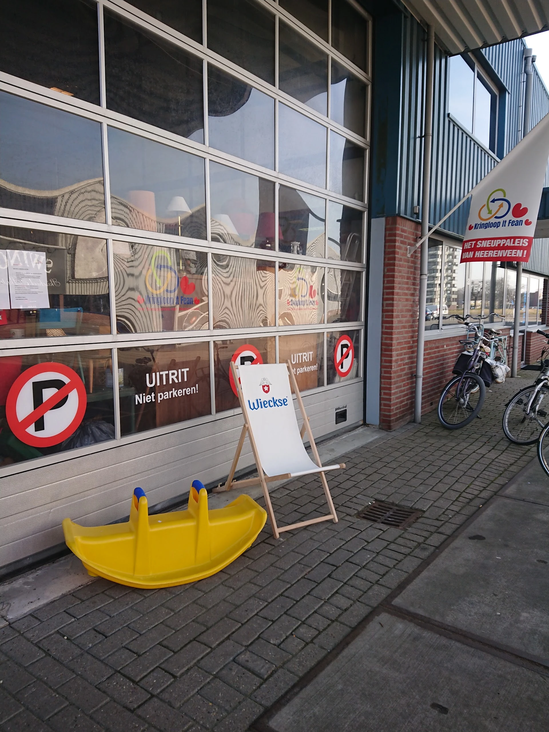 Kringloop It Fean in Heerenveen met tweedehands bedden, boeken en huishoudelijke apparaten