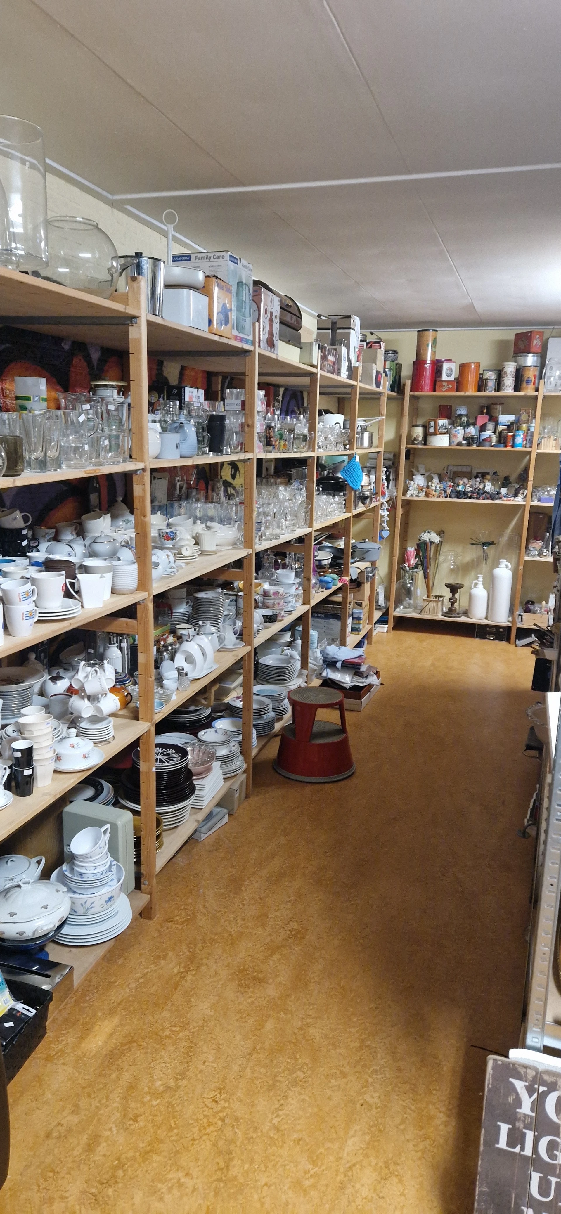 Kringloop izabella in Krabbendijke met tweedehands banken, boeken en huishoudelijke apparaten