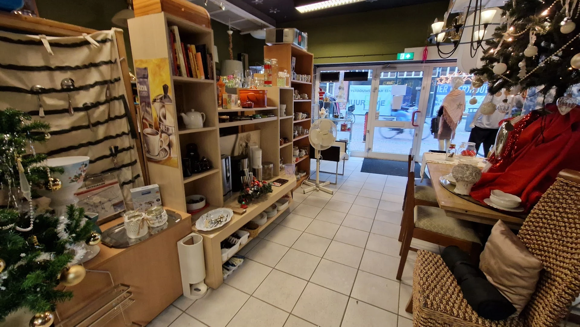 kringloop Juul in Nijkerk met tweedehands meubels en kleding