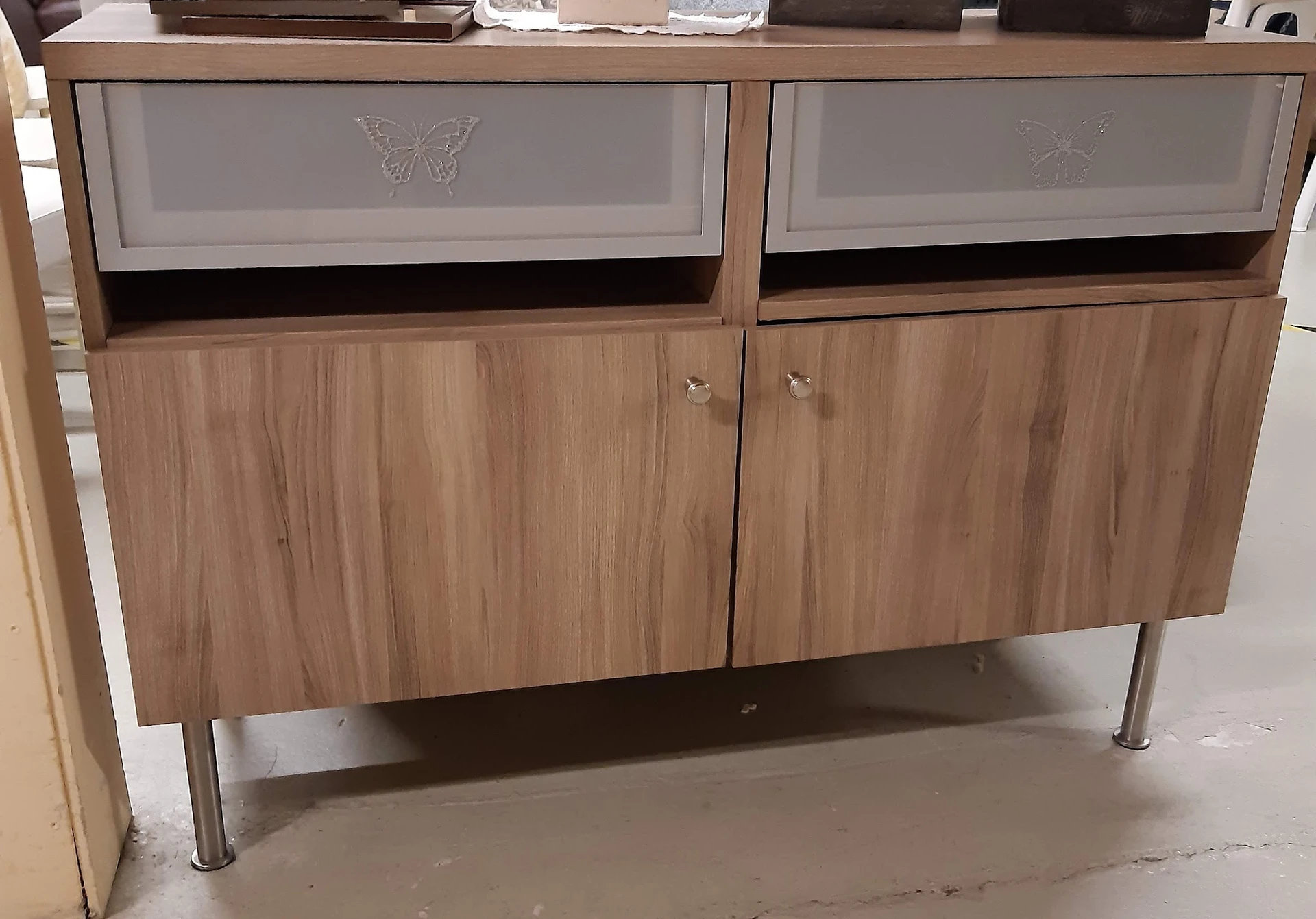 Houten dressoir met glazen deuren en twee kasten op metalen poten