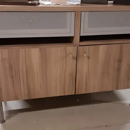 Houten dressoir met glazen deuren en twee kasten op metalen poten