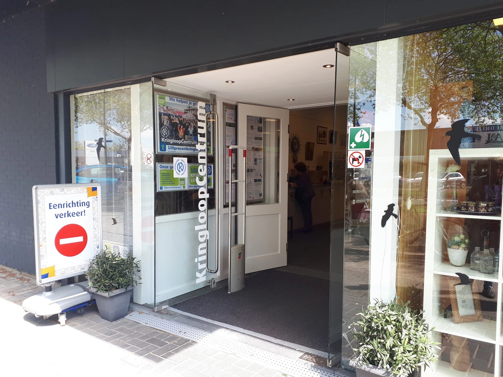 Kringloop Kleurrijk in Huizen met tweedehands meubels en kleding