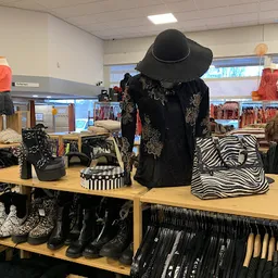 Bezoeker foto van Kringloop Kleurrijk in Huizen