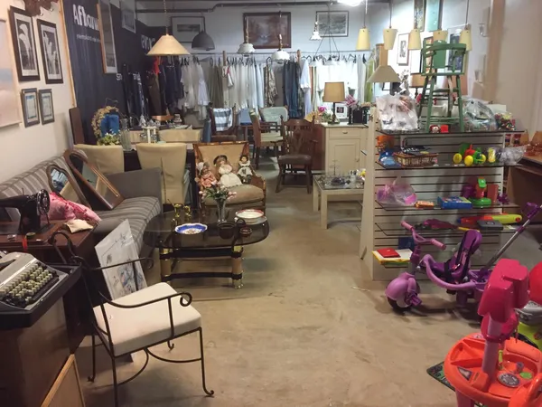 Winkelvloer van kringloopwinkel met meubels, kleding, speelgoed en diverse tweedehands spullen