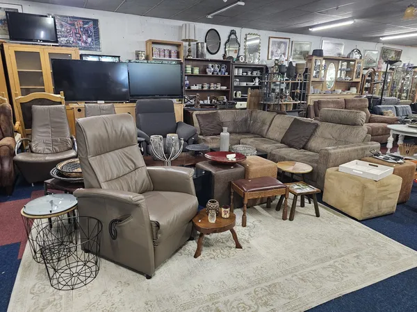 Winkelvloer met meubels: fauteuils, bank, tafels, kasten en decoratieve items