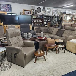 Winkelvloer met meubels: fauteuils, bank, tafels, kasten en decoratieve items