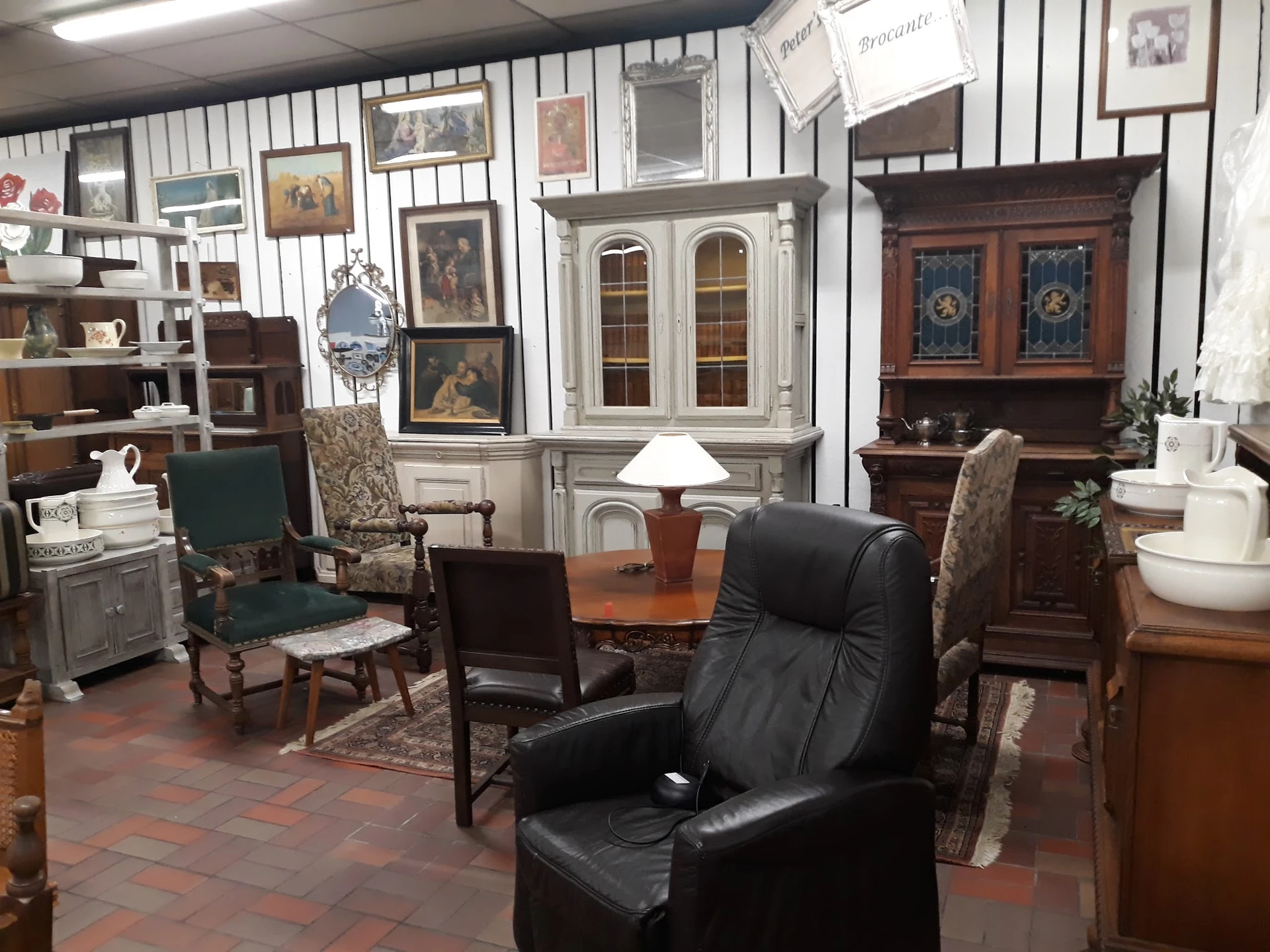 Vintage interieur met antieke meubels, schilderijen aan de muur, kasten met glasdeuren en diverse decoratieve items