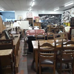 Winkelvloer met houten meubels, stoelen, banken en diverse huishoudspullen