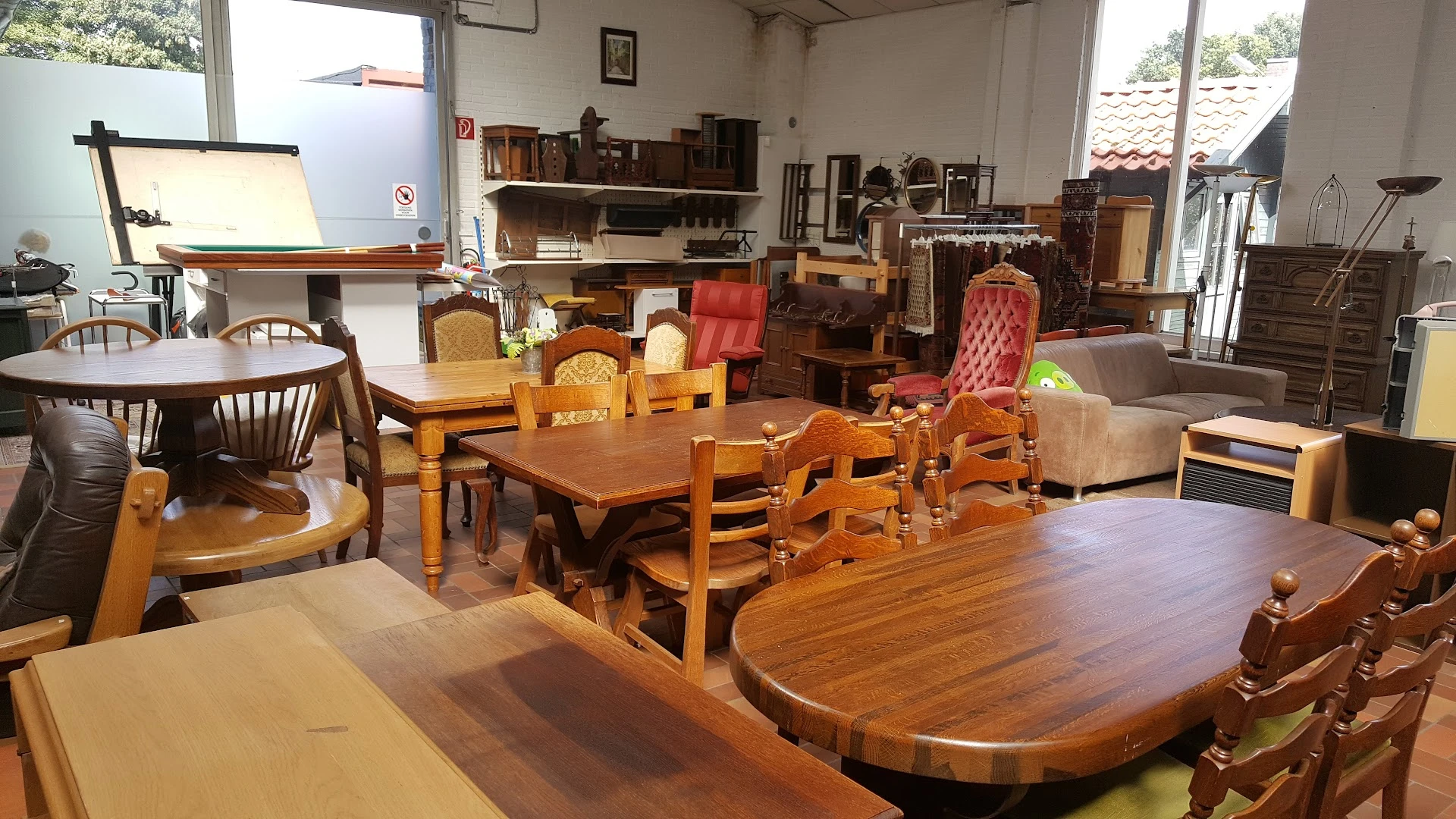 Kringloop-Limburg in Horn met tweedehands boeken, elektronica en huishoudelijke artikelen