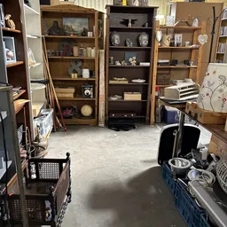 Winkelinterieur met houten kasten en stellingen vol decoratie, boeken en huishoudelijke spullen