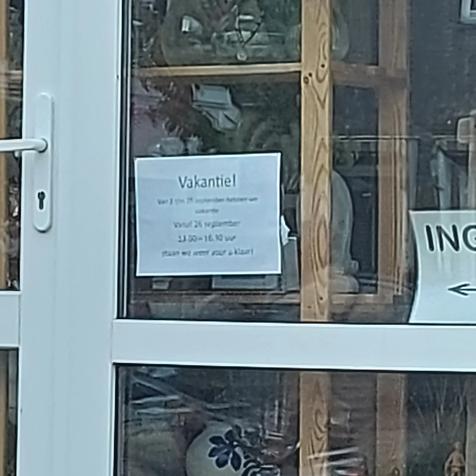 Kringloop Maasniel in Roermond met tweedehands boeken, bouwmaterialen en computers