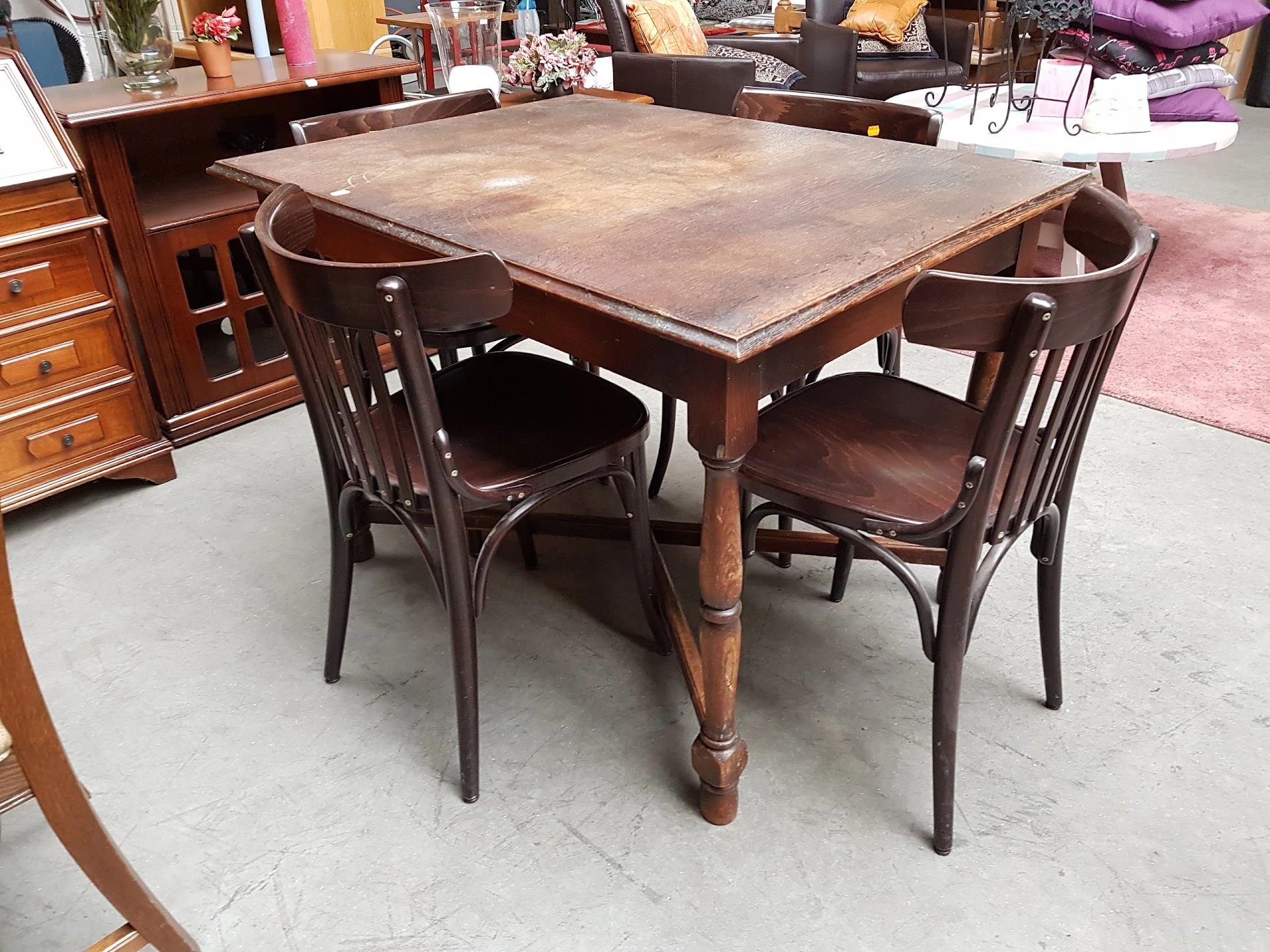 kringloop mama's huisraad in Zevenbergen met tweedehands boeken, cd's en gereedschappen