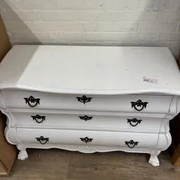 Witte vintage commode met drie laden en zwarte metalen grepen