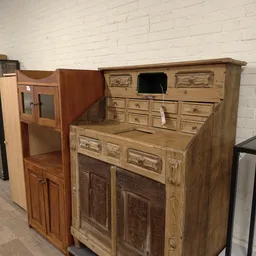 Houten secretaire of bureau met kleine laden en kastdeuren, in natuurlijke houtkleur