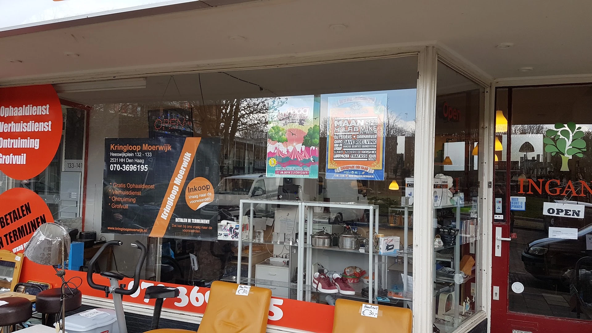 Kringloop Moerwijk in Den Haag met tweedehands boeken, elektronica en kleding