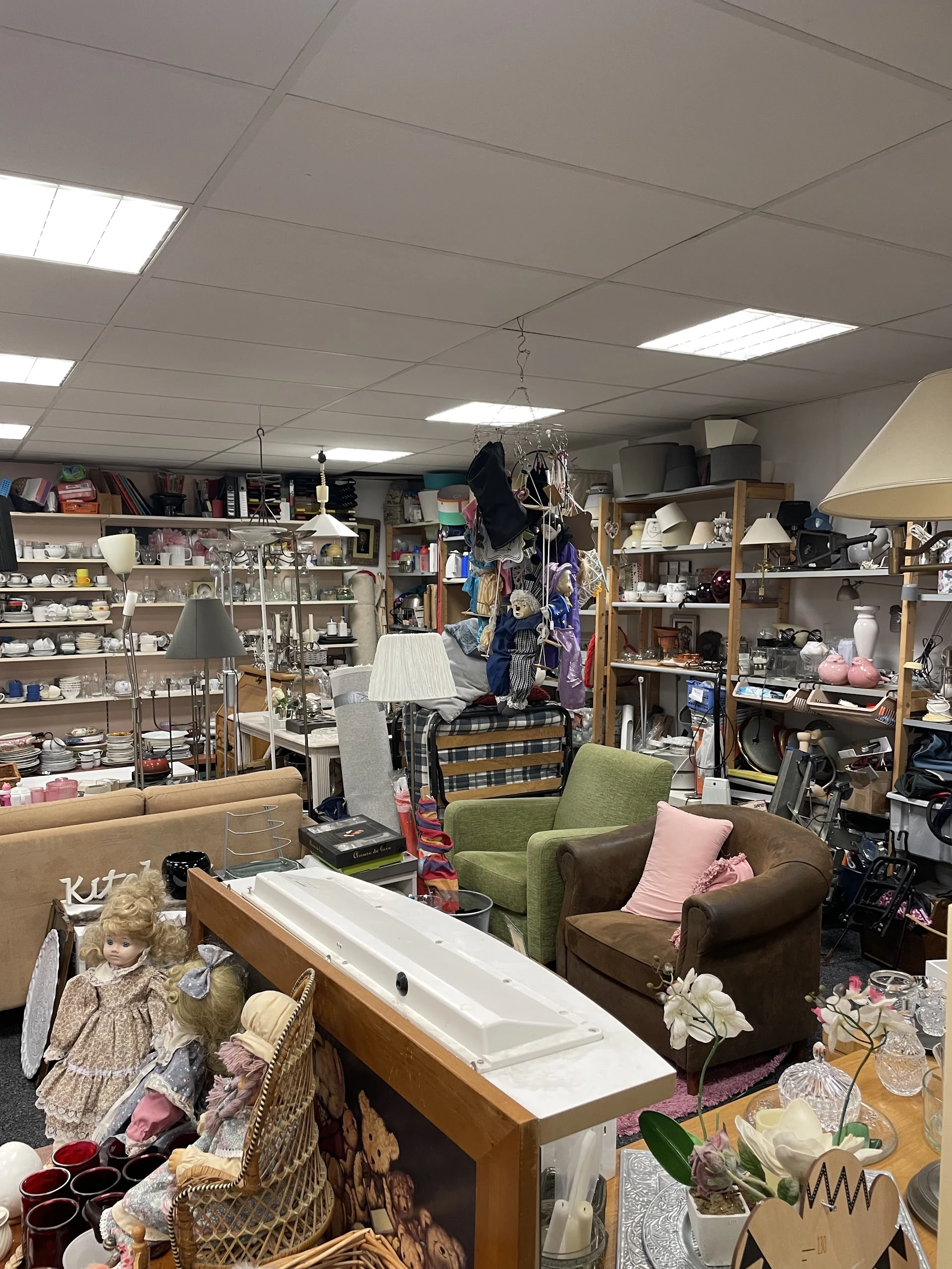 Kringloop MooiZo in Enschede met tweedehands boeken, huis- en inrichting en huishoudelijke apparaten