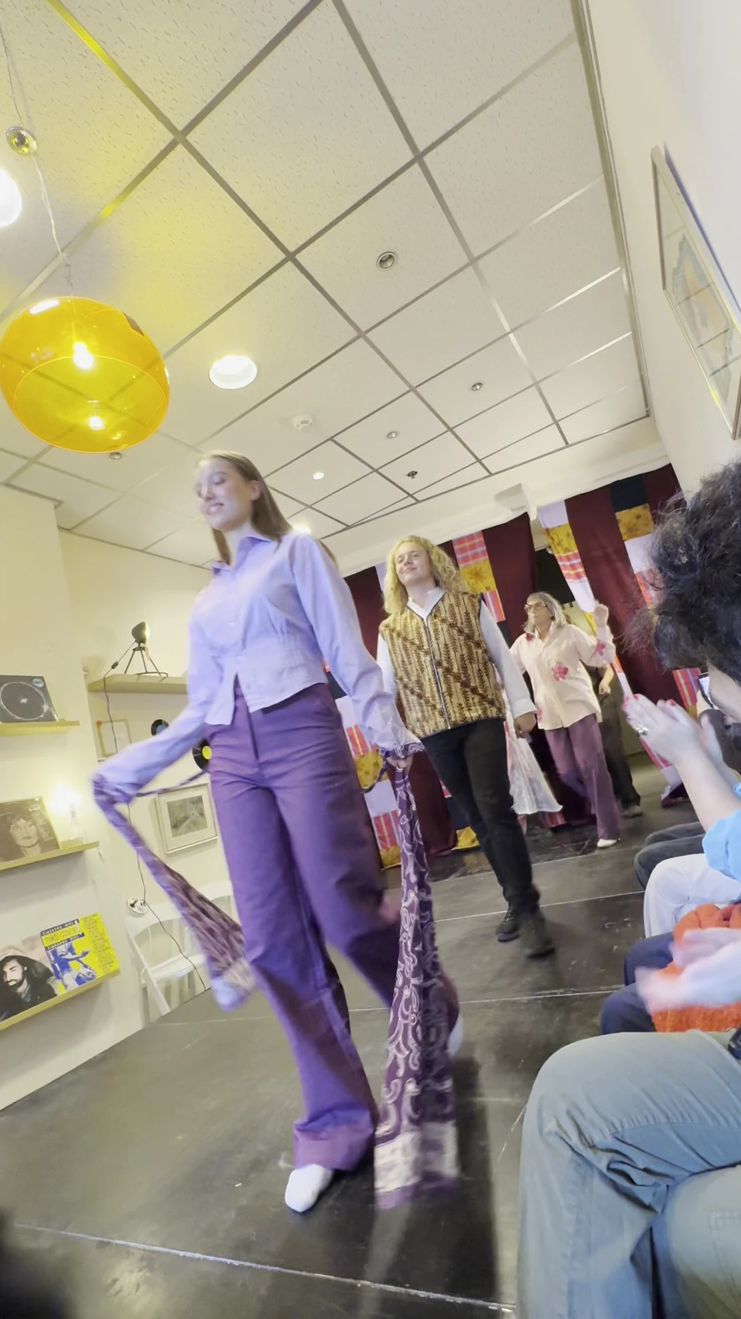 Vrouwen op een podium in de winkel, mogelijk tijdens een modeshowevents of demonstratie