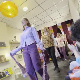 Vrouwen op een podium in de winkel, mogelijk tijdens een modeshowevents of demonstratie