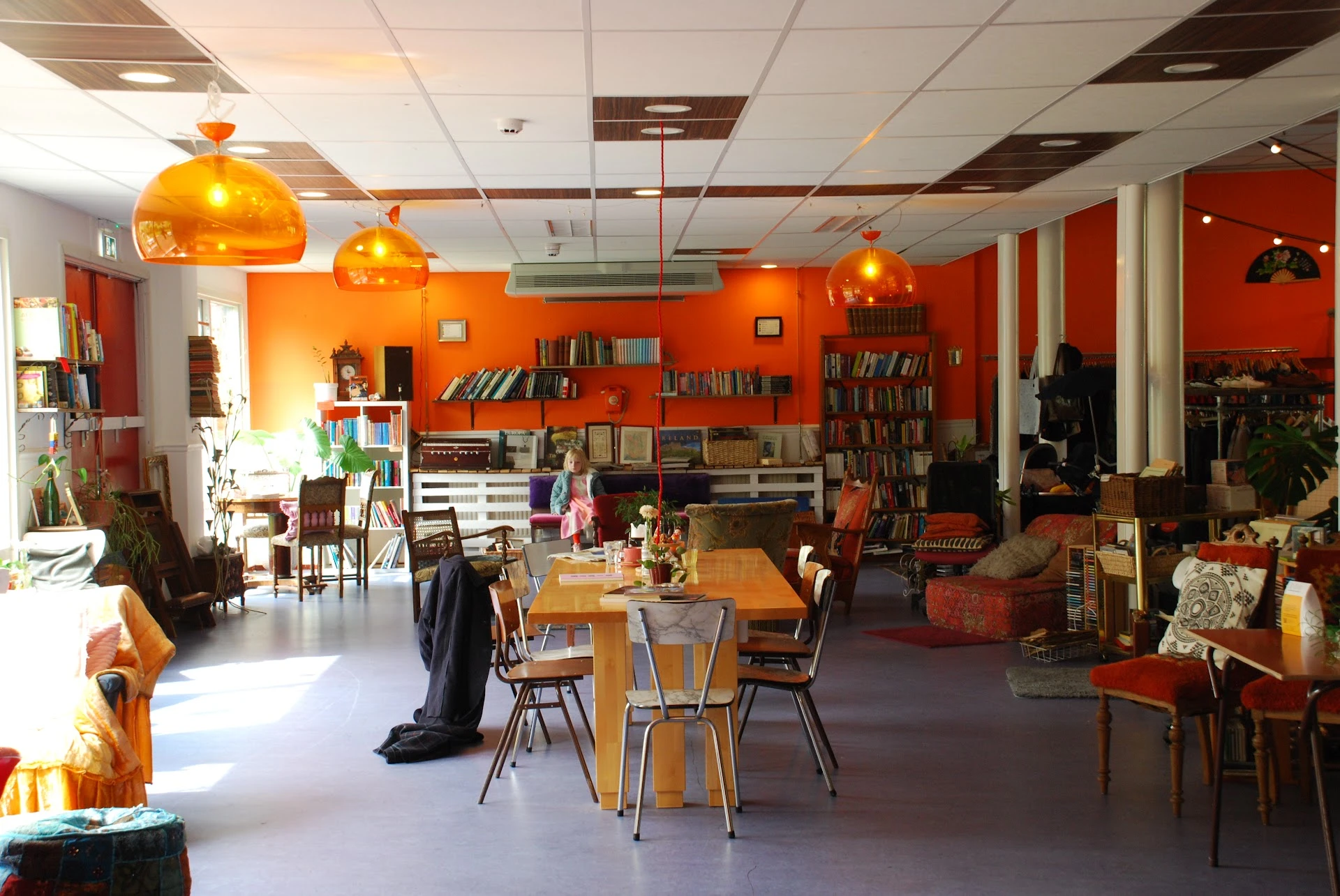 Kringloop Muna in Amsterdam met tweedehands antiek, boeken en elektronica