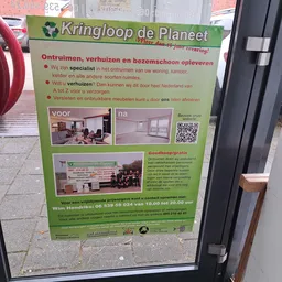 Groen informatiebord met tekst over ondersteuning bij huisvesting en twee foto's van ruimtes