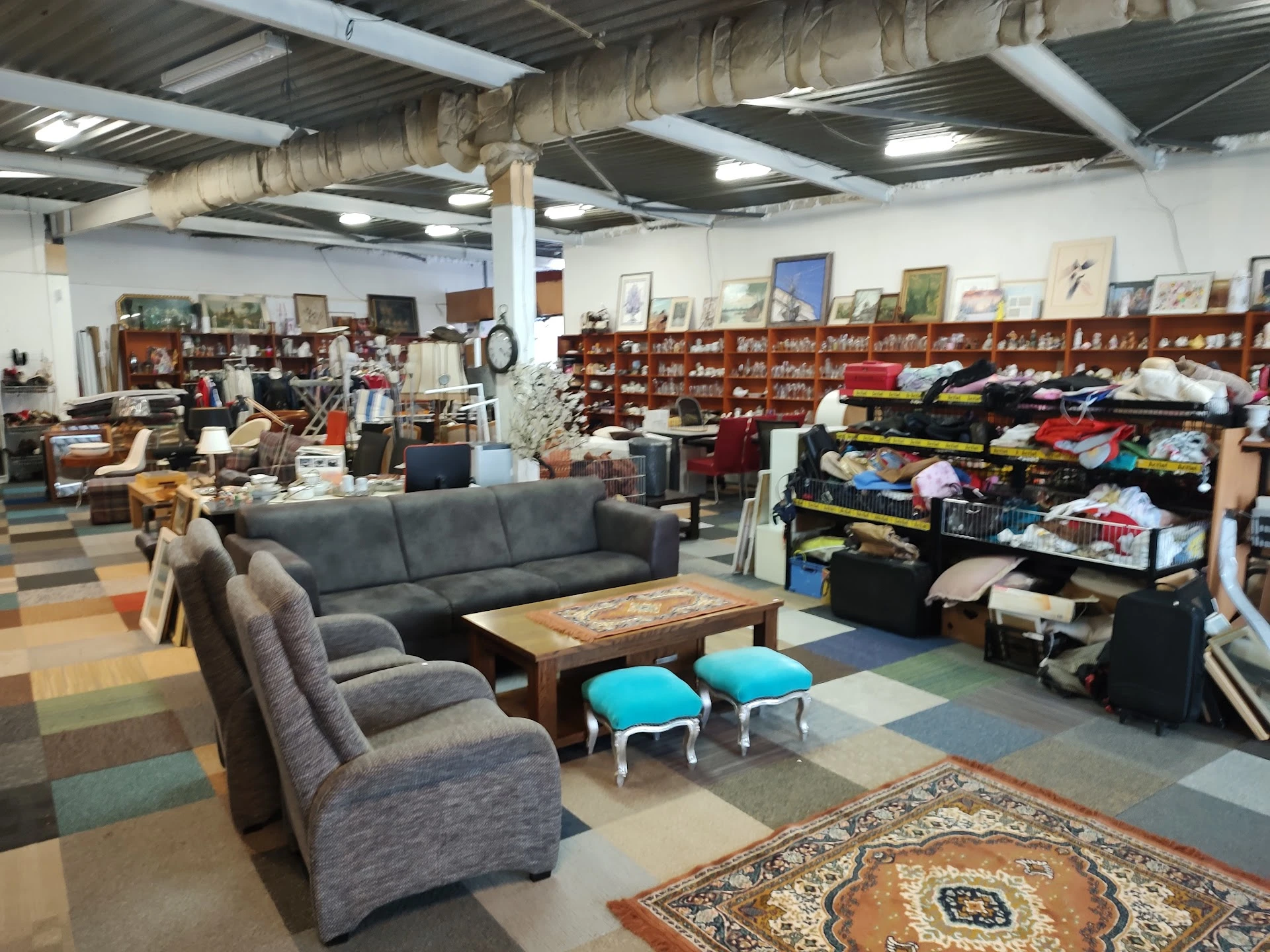 Kringloop Next Level in Roosendaal met tweedehands boeken, gereedschappen en huis- en inrichting