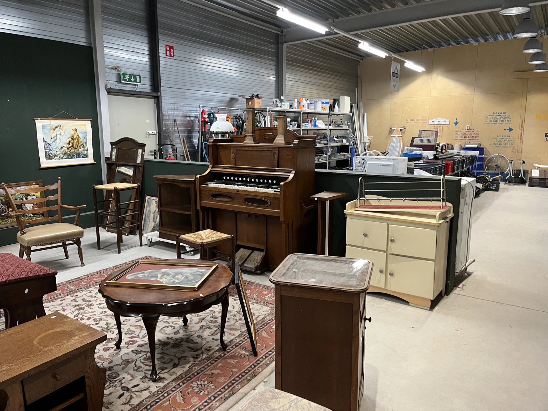 Winkelvloer met antieke meubels: piano, stoelen, tafels en kasten op Perzisch tapijt