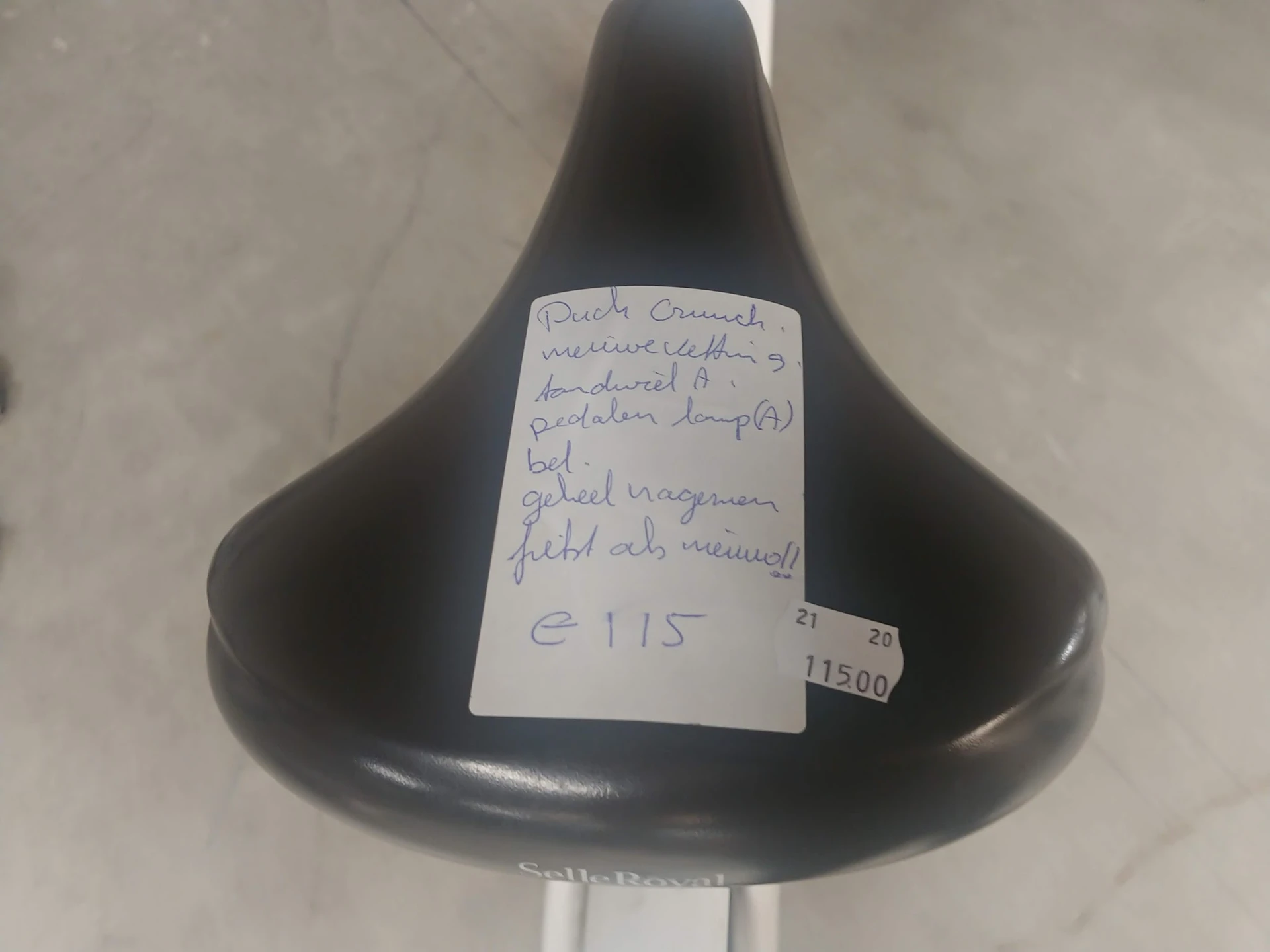 Zwarte decoratieve lamp of lampenkap met handgeschreven etiket op de achterkant