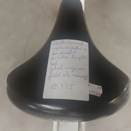 Zwarte decoratieve lamp of lampenkap met handgeschreven etiket op de achterkant